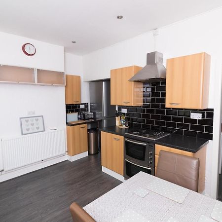 Entire House - 2 Bedroom - 3 Bed - Free Wifi - Tv Clayton-le-Moors Kültér fotó