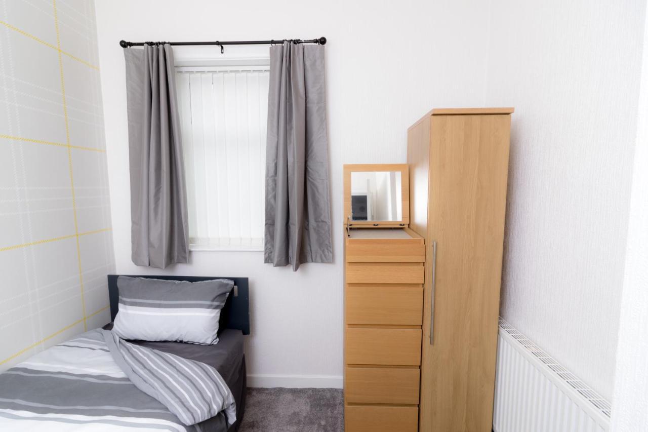 Entire House - 2 Bedroom - 3 Bed - Free Wifi - Tv Clayton-le-Moors Kültér fotó