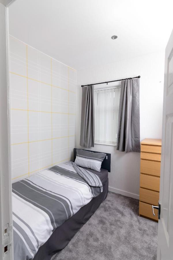 Entire House - 2 Bedroom - 3 Bed - Free Wifi - Tv Clayton-le-Moors Kültér fotó