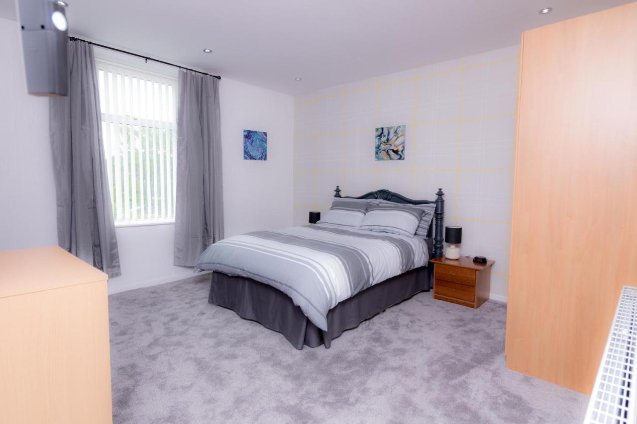 Entire House - 2 Bedroom - 3 Bed - Free Wifi - Tv Clayton-le-Moors Kültér fotó